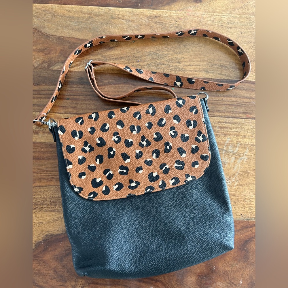 Thirty One Rabat studio Flap crossover Leopard cheetah Bag Pebble Purse